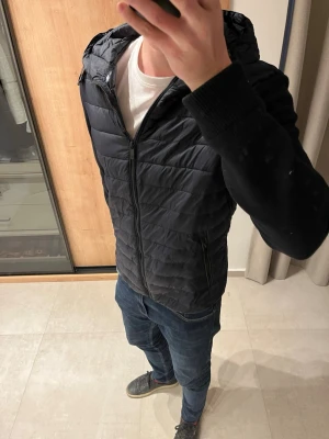 Cardigan jacka från Massimo Dutti  - Hej! Säljer en snygg mörkblå cardigan jacka ifrån Massimo Dutti.   📐 = L 🏷️ = Massimo Dutti ❓ = Vid frågor, skriv till mig