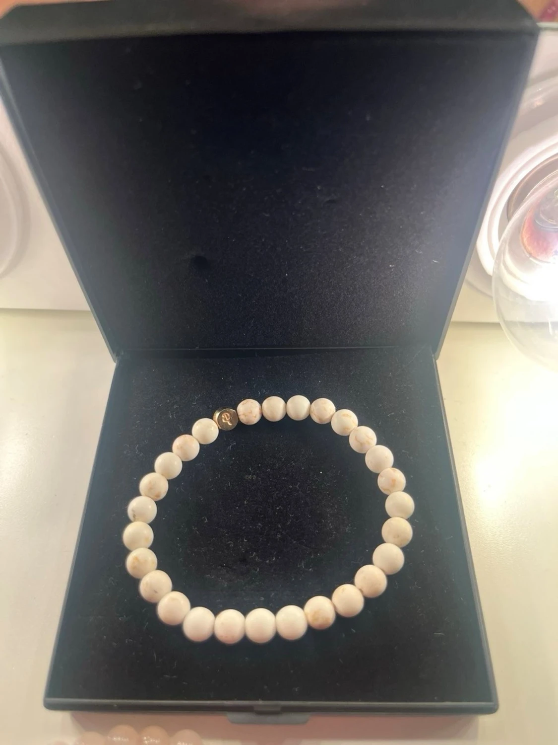 Vitt pärlarmband i enkel design