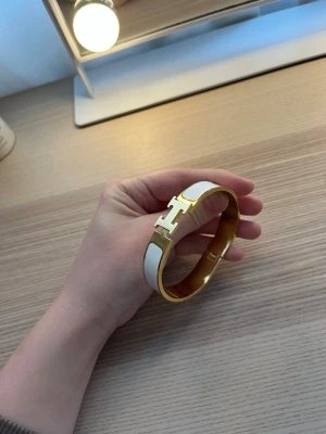 Hermes armband - Sjukt snyggt Hermès armband, Köpt i Spanien dvs uppenbarligen inte äkta! Fint skick!!
