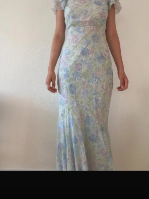 Maxiklänning & other stories - Säljer min så fina klänning från & other stories. Utan några skavanker🫶🏼 Superfin till bröllop, bal, midsommar, eller annan fest! Maxilång🥰