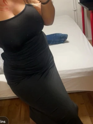 Svart långklänning med slits - Säljer en svart långklänning med smala axelband och snygg slits på sidan. Klänningen har en tight passform och är perfekt för dig som gillar en stilren och enkel look. Materialet känns mjukt och följsamt mot kroppen.