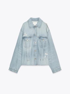 Ljusblå jeansjacka - Jätte fin jeansjacka att ha nu till våren och sommaren🤍 Säljer då den inte passar mig men den är ny med prislapp. 