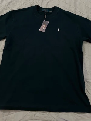 Svart t-shirt från Polo Ralph Lauren - Säljer en svart t-shirt från Polo Ralph Lauren, nyskick. Det är bara att skriva vid funderingar och frågor!