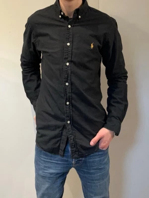 Polo Ralph Lauren Skjorta Slim Fit - | Polo Ralph Lauren | Skjorta | Slim Fit | Medium | Guld Logga | Svart | 449kr | Mycket Bra Skick |  Skickar inom 24h📦  Kontakta vid minsta fråga eller fundering🤩