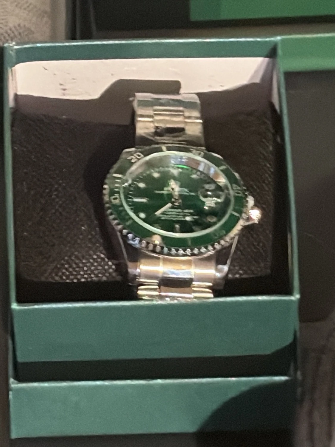 Grön och silverfärgad klocka