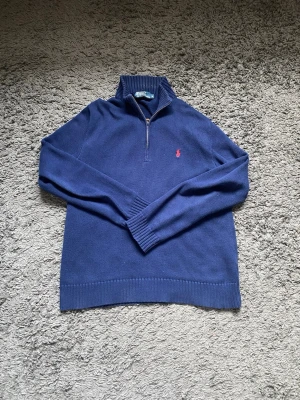 Ralph Lauren quarter zip - Tja! Säljer nu ännu en quarter zip från Ralph Lauren då den blivit för liten för mig. Tröjan är i storlek M. Den har inga hål eller större defekter någonstans. Hör av er vid frågor om tröjan eller priset😁