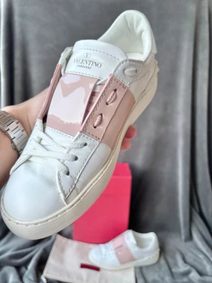 Valentino open skor  - Valentino open skor | orginalstorlek: 37, fråga om innermått vid osäkerhet | ingår: dustbag