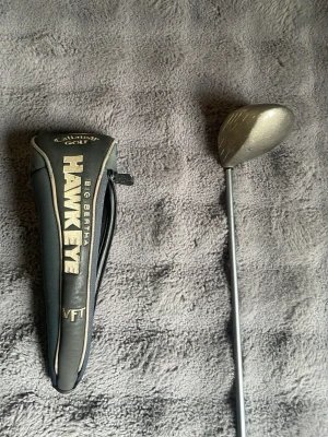 Callaway Big Bertha Hawkeye golfklubba - Golfklubba Callaway Big Bertha Hawkeye VFT med tillhörande svart och grå headcover. Klubban har ett metallhuvud och ett silverfärgat skaft. Perfekt för dig som vill ha en klassisk driver till golfbanan.