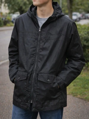 Svart Regnjacka, Stolek M - Regnjacka/kappa från varumärket William Baxter i storlek M. Nyskick, använd 1 gång inga skador/defekter.  Hör av er vid intresse/funderingar.  PRIS KAN DISKUTERAS!