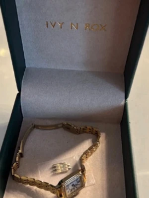 Ivy N rox klocka  - Säljer en jätte fin klocka som jag inte använder. Jätte fint skick och går att justera efter din storlek 