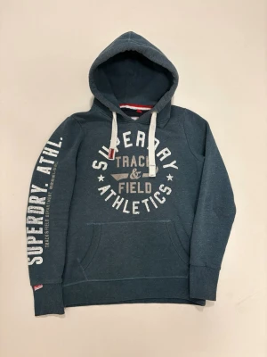 Superdry hoodie - Blå Superdry hoodie med tryck //  Storlek M men passar mer en mindre S //  Mycket bra skick //  Skriv vid minsta fråga eller fundering🤝
