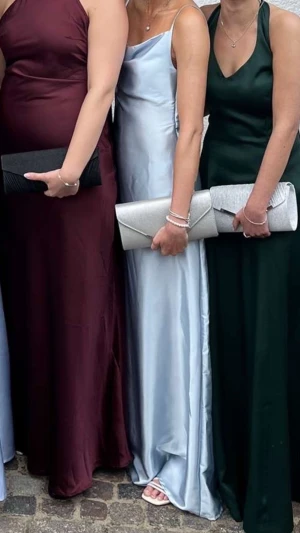 Balklänning ljusblå - Ljusblå superfin balklänning säljes  Ljusblå långklänning med öppen rygg från By Stina Endast använd en gång, superfint skick! Storlek XS/S (Jag är 166cm) Nypris: 1495kr Fler bilder finns att få  Finns i Halmstad Kan även skickas  Betalning via Swish 