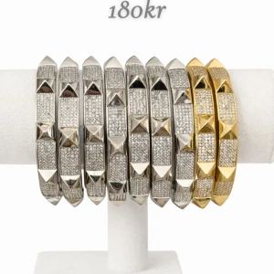 Stilrena armband i silver och guld - Ett