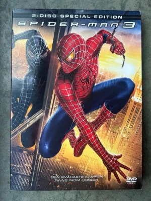 Spiderman 3, 2 disc special edition dvd - Spider-Man 3 i en 2-disc specialutgåva på DVD. Filmen har en speltid på 2 timmar och 13 minuter. Textning finns på svenska, norska, danska och finska. Region 2. Åldersgräns 15 år.  Finns på språk: Engelska    OBS!! skivorna är begagnade så det kan förekomma repor/hairlines på skivorna, men då jag kollar igenom alla filmer jag säljer garanterar jag att alla funkar felfritt om inget annat står! :)