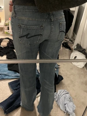 Lågmidjade bootcut jeans  - Fina jeans med snygga detaljer på fickorna 💕har två små hål på insidan av byxan men inget som syns utanpå 