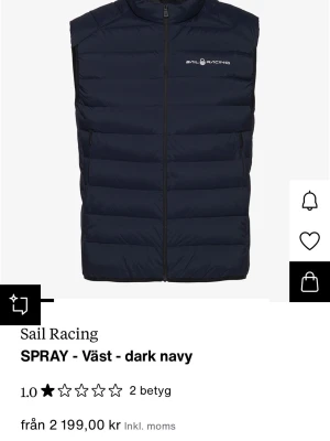 Svart dunväst från Sail Racing - Stilren svart dunväst från Sail Racing med quiltad design och diskret logga på bröstet. Västen har hög krage, hel dragkedja framtill och två sidofickor med dragkedja. Perfekt för lager-på-lager och en sportig look. Västen är använd fåtal gånger. 