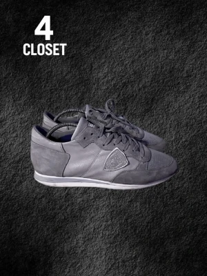 Grå Trainers Phillipe Models 40  - Feta grå trainers ifrån Phillipe Model! Box ingår. Dessa skor är perfekt nu under vintern men passar även hur bra som helst nu intill våren och sommaren. Skorna är i storlek 40. Säljs extra billigt på grund av mikrodefekter som slitage vid undersulan, men det påverkar knappt helheten av varan alls. Priset är diskuterbart, kontakta mig för alla frågor och funderingar! ✅🤝