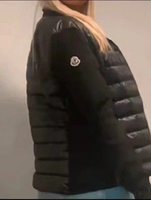 Svart Cardigan från Moncler - Säljer nu denna snygga moncler cardigan🩷nypris 11 000 priset är diskuterbart vid snabb affär!