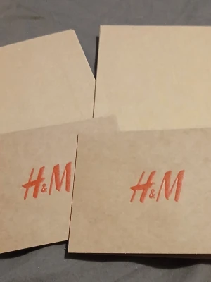 Presentkort H&M 350 kr×2=700 kr - Presentkort från H&M med värde 350 kr. Kortet kommer i ett brunt pappersfodral med H&M-logga i rött. Perfekt att ge bort eller använda själv för shopping på H&M. Kortet är i standardformat och smidigt att ta med.