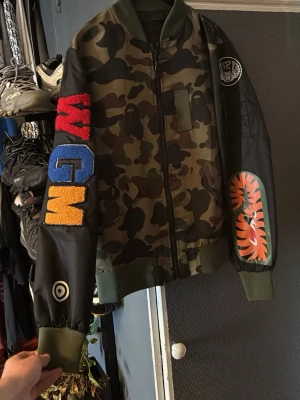 BAPE jacka - Använd en gång. Alla taggar är dick borta och det står inte bape någon stans utan bara loggorna. Pris kan sänkas vid snabb affär 