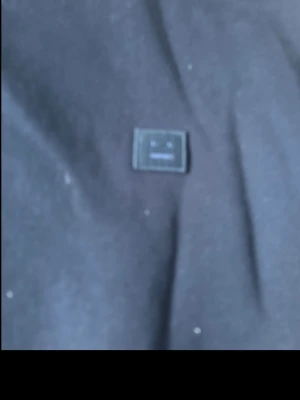 Svart hoodie från Acne Studios - Säljer en svart hoodie från Acne Studios med det klassiska Face-logotypen på bröstet. Hoodien har en mjuk insida och ribbade muddar vid ärmslut och nederkant. Perfekt för dig som gillar stilrena och trendiga plagg.