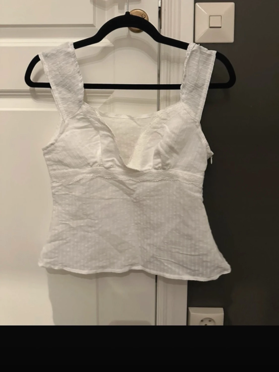 Vit linnetopp med breda axelband - 1