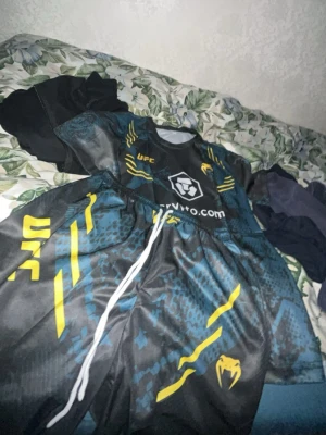 Ufc kläder  - Säljer mina Ufc kläder dom är helt nya ingen tydning på användning. Kör inte sporten längre. 