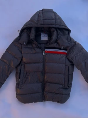 Moncler Mounier Giubbotto jacka  - Hallöö säljer denna riktigt goa moncler vinter jackan som sitter som en smäck nu när det är ruggit kallt😜Storlek 4 = M - L //Skriv vid funderingar// Pris kan diskuteras vid snabb affär