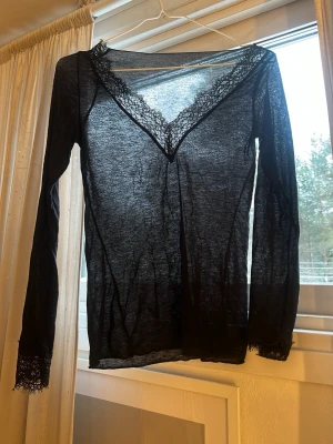 Svart långärmad spetsblus - Jätte snygg tröja från intimissimi som nästan aldrig använts, så nästan som ny