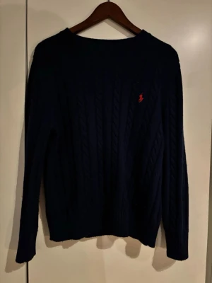 Ralph lauren sweater  - En mörk blå stickad tröja från polo Ralph lauren. Med storlek M  Hör gärna av dig vid frågor 😊