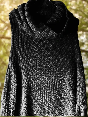 Svart stickad poncho från Vila! - Svart stickad poncho med polokrage och dekorativa fransar från Vila. Längd från axel till längsta del: 100 cm. I mycket fint skick!