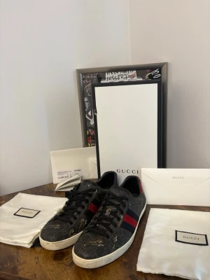 Gucci sneakers med tigerprint - Gucci Sneakers – GG Monogram – Original  Säljer ett par Gucci sneakers i klassiskt GG-monogram med röd/blå webbdetaljer. Skorna är använda men i bra skick, endast normalt slitage (se bilder).  ✔ 100% original Gucci ✔ Bekväma & stilrena ✔ Tidlös modell ✔ Perfekta till vardag & outfit  Storlek: 43 Skick: Bra / använt Medföljer: Box, dustbags, kort & papper (se bild)  💰 Pris: 4000 📍 Finns i: Helsingborg  📦 Kan skickas – köpare står för frakt 💬 Endast seriösa köpare