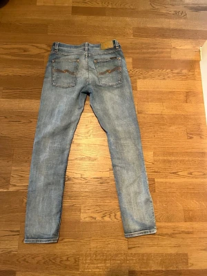 Nudie Jeans  - Säljer ett par ljusa Nudie Jeans Lean Dean storlek 31/32. 