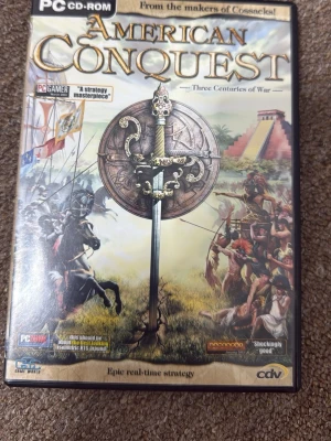 American Conquest: Three Centuries of War – PC, Disc 1 + box + manual (CD-key ingår, Scandinavia-version) - Säljer American Conquest: Three Centuries of War till PC. 	•	Endast Disc 1 	•	Originalbox medföljer (Scandinavia-version) 	•	Manual med CD-key (för installation på PC)⚠️ OBS: Endast första disken, inte komplett spel. 💡 CD-key ingår i manualen, visas ej på bilder av säkerhetsskäl.  📦 Skickas som mellanstorlek paket.  💰 Pris:59 kr