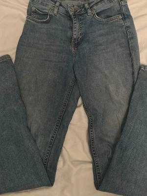 Snygga blå bootcut jeans - Superfina blå jeans från g perfect jeans, modellen är bootcut. Använda några gånger och vid högra fickan som syns på sista bilden har jag självsytt ett litet hål, sömmen sitter väldigt hårt så inget som kommer gå upp enkelt. Trådarna är även inget man tänker på. Jag är 164 och längden är perfekt men för små i midjan. Skriv gärna till mig för fler bilder eller mer mått