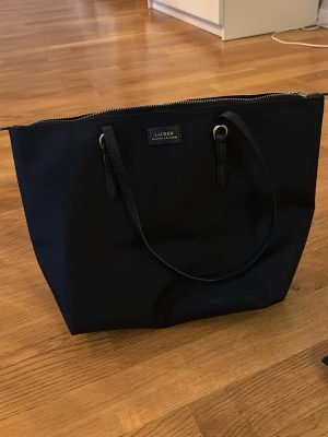 Märkesväska - Säljer den här jätte snygga oanvända märkesväskan från ralph lauren😊