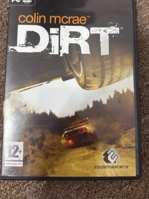 Colin McRae: DiRT – PC, komplett med box + manual - Säljer Colin McRae: DiRT till PC. 	•	1 CD-skiva 	•	Originalbox 	•	Manual 	•	Registreringspapper  Skivan fungerar på PC. ⚠️ PC-version, fungerar ej på konsol.  📦 Frakt: Mellanstorlek paket 💰 Pris: 59kr  (snabbt köp)