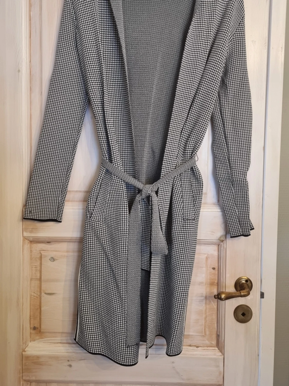 Svartvit lång kofta med huva från Oui - 3