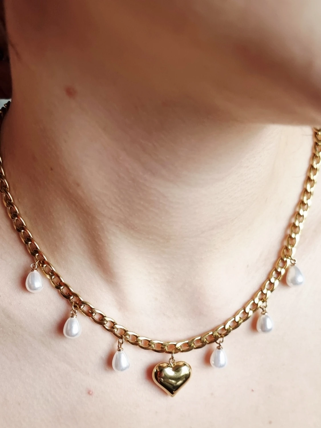 Stilfullt halsband med pärlor och hjärta  - 3