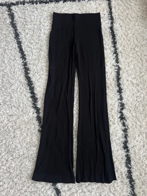 Flare leggings - Säljer ett par svarta leggings från Alcott med ribbad linning. Modellen har utsvängda ben och är gjorda i ett mjukt, stretchigt material som sitter skönt på kroppen. Storlek S, kanske något mindre i storleken. Uppfattar dom som mid waist. Aldrig använda, endast tvättade ❤️