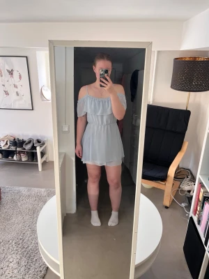 Off-shoulder klänning  - Blå off-shoulder klänning, superfin! 