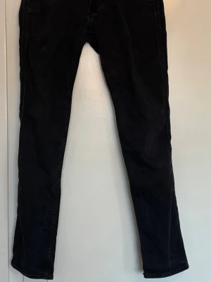Replay slim jeans - Säljer dessa jättesnygga Replay jeans. Modellen är slim fit i storlek 30/32. Den är i jättebra skick! Bud tas emot.