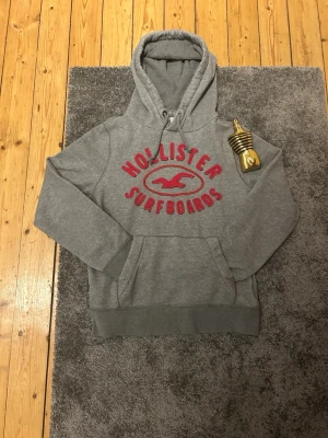 Fet hollister hoodie - En snygg grå hollister hoodie.                         Hoodien är i storlek S.                                                      Om du undrar något är det bara att fråga😀          Passar nån som är ca 180