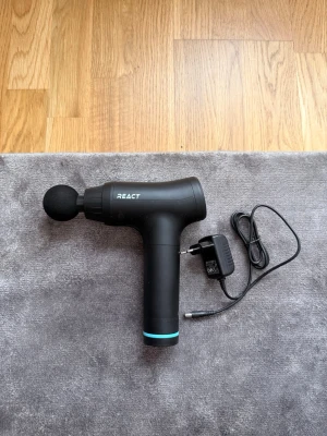 Massagepistol React med laddare - Säljer en massagepistol ”mg2” från react! Har haft den i några år, den är i väldigt bra skick och funkar som helt ny! Kommer med ett runt huvud. Säljer pistolen för 300kr, om du vill ha med laddaren så blir det 400kr! Skriv vid funderingar!:)