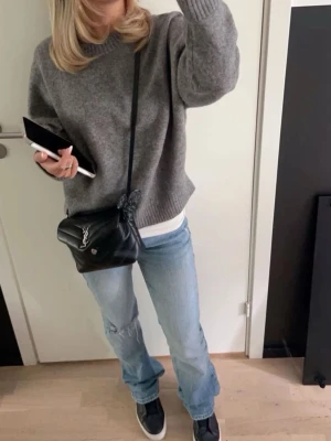 Jeans Gina Tricot - Säljer dom här jätte fina jeansen ifrån Gina i storlek 34❣️dom är i väldigt fint skick men längst ner i benen ser man att de är lite andvönda💕