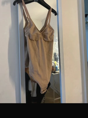 Beige body med tunna axelband - Jätte fin body! 