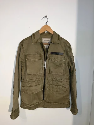 Olivgrön jacka från Zadig&Voltaire  - Säljer nu min oanvända Zadig&Voltiare jacka då den inte kommer till användning. Jackan har aldrig kommit till användning men jag vill bli av med den så jag säljer till ett bra pris!💫. Kontakta mig vid frågor🤩