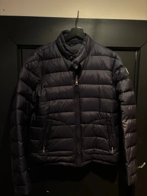 Moncler acourus - Säljer en sjukt fin moncler acorus jacka i strl 3, dvs L/M. Jackan läcker lite dun därav priset, det är en äldre modell men kom privat för fler bilder och bilder på tags osv. Nypris ligger på runt 10.000kr, skick 8/10. Självklart äkta. 