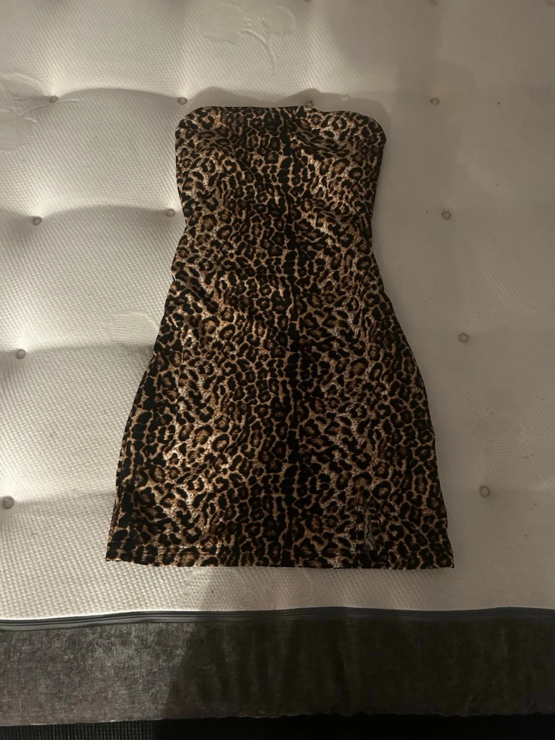 Leopardmönstrad axelbandslös klänning