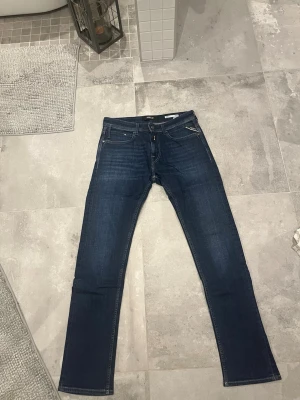 Mörkblå raka jeans från Replay - Ett par mörkblå jeans från Replay. Stilrena och passar till de mesta. De är storlek 30 i waist och 32 i Length.